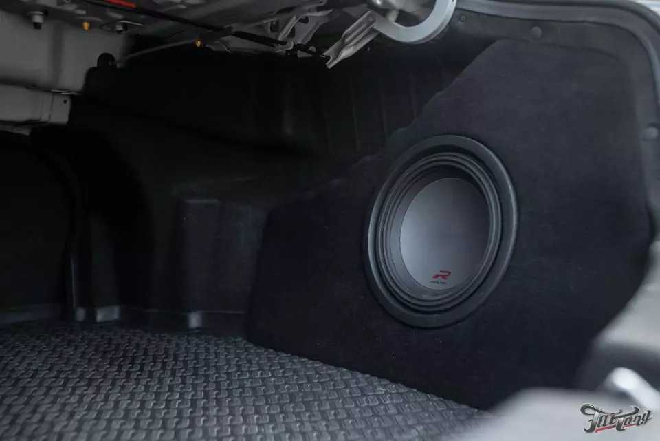 Hyundai Sonata. Комплексная шумоизоляция салона и переделка музыкальной системы с изготовлением короба стелс в крыло!